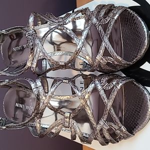 Nine West dark silver strappy sandal. Size 7.5M